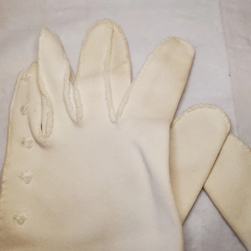 Vintage 1950s American Cotton Scalloped Ladies‎ Gloves With Eyelets. Ivory Color